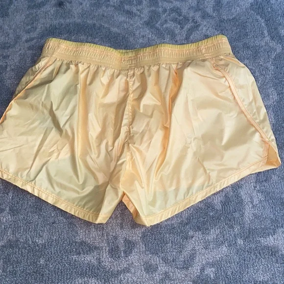 Nike Swoosh Run Women’s Running Shorts, NWT Size Medium - Picture 4 of 7